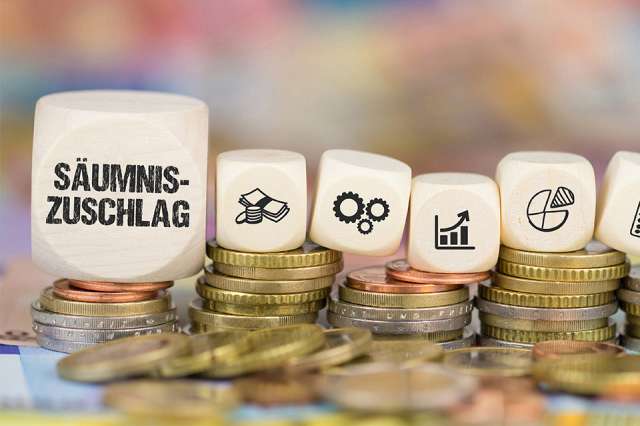 Foto: Würfel mit Aufschrift Säumniszuschlag