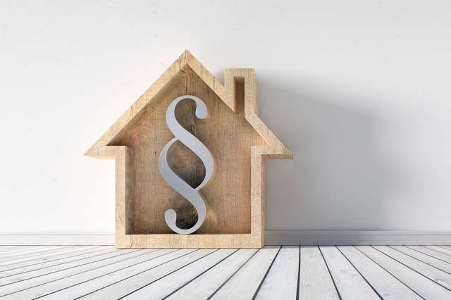 Foto: Häuschen mit Paragraf-Zeichen darin