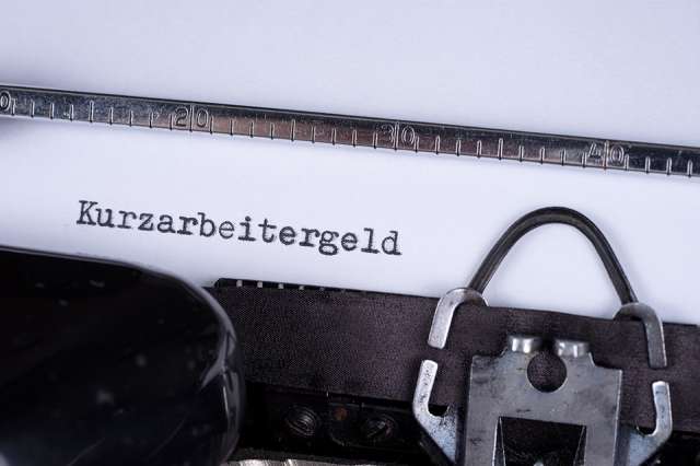 Foto: Schreibmaschine mit Aufschrift Kurzarbeitergeld