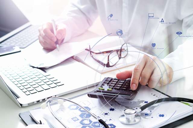 Foto: Arzt arbeitet am Laptop