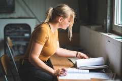 Foto: Frau bearbeitet Unterlagen